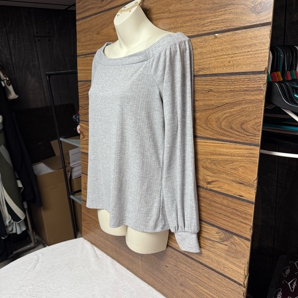 Nine West size medium  Gray Off-Shoulder Top long sleeve - Picture 8 of 8